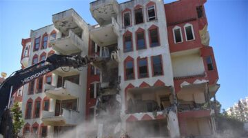 Cumhuriyet Mahallesi’ndeki Metruk Bina Yıkıldı