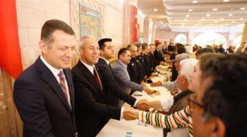 Başkan Özçelik Prorokol Üyeleri Ve Halkla Bayramlaştı