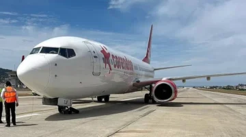 Uçağın Piste İnişi Sırasında Lastiği Patladı