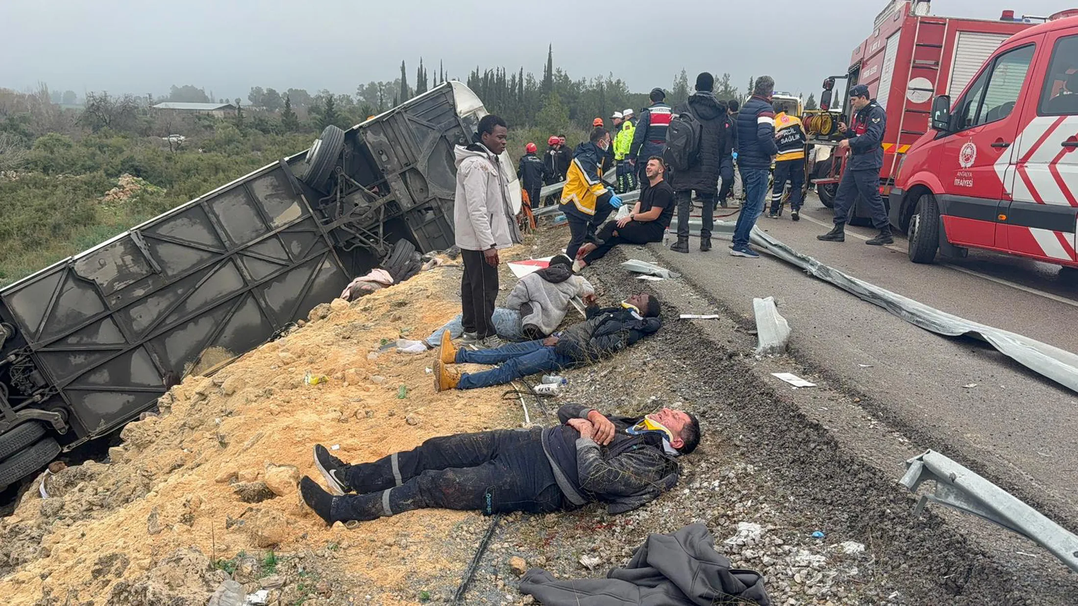 Antalya’da Yolcu Otobüsü Devrildi