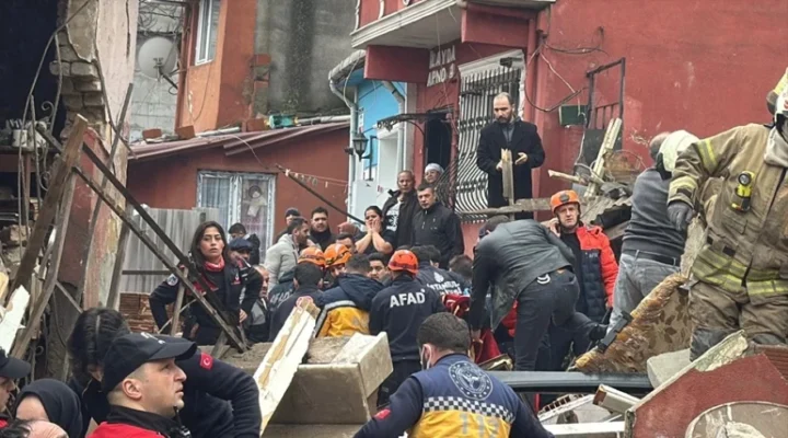 İstanbul Fatih’de 2 Bina Çöktü